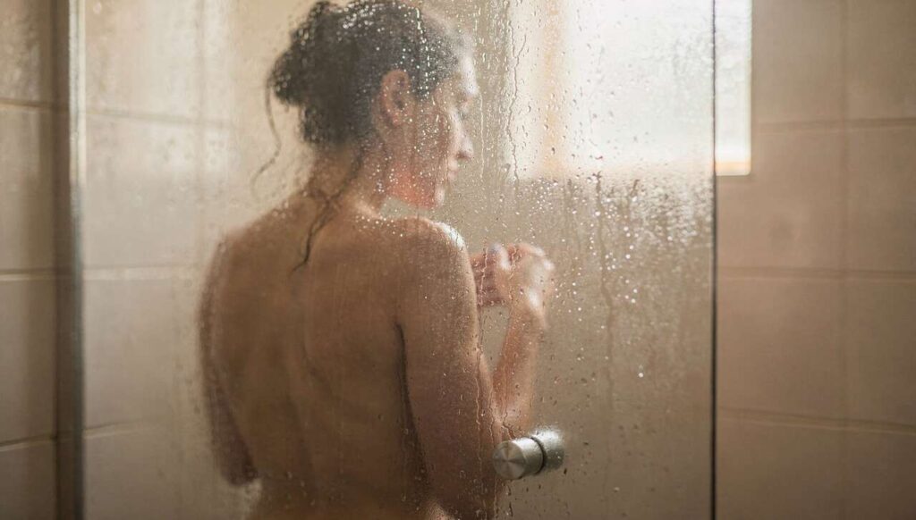 Kleine dagelijkse gebaren zoals neuriën onder de douche: wat ze over jouw welzijn verraden